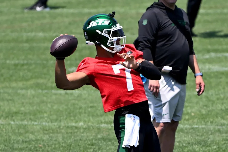 Jets quarterback Justin Fields (7) throws at minicamp in Florham Park, NJ. Bill Kostroun/New York Post
