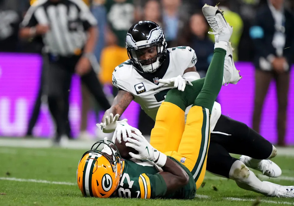 Green Bay Packers wide receiver Romeo Doubs (87) makes a catch against Philadelphia Eagles cornerback Darius Slay Jr. (2).© Kirby Lee-Imagn Images