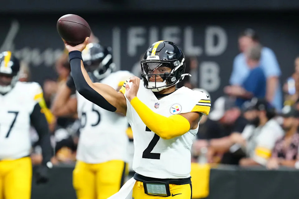 Former Pittsburgh Steelers quarterback Justin Fields warms up before a game.Stephen R. Sylvanie-Imagn Images