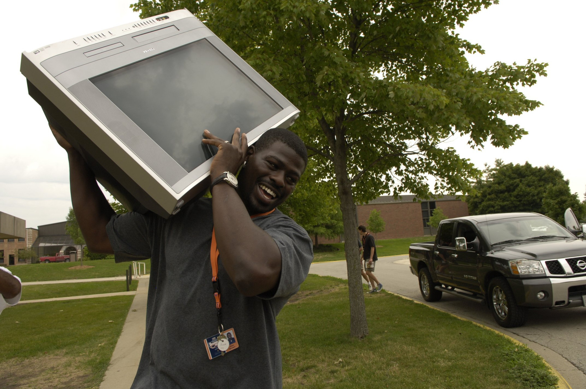 Defensive end Alex Brown carries a TV to his dorm room in 2005.