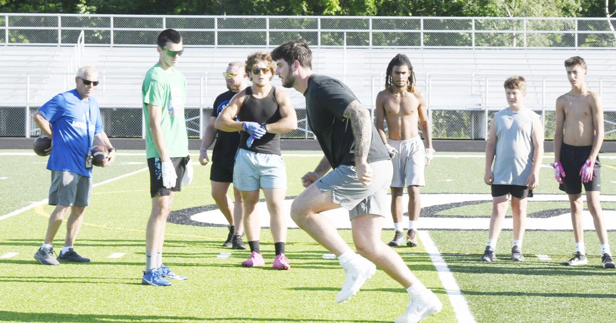 NFL player Farrell speaks to GV football team | Sports