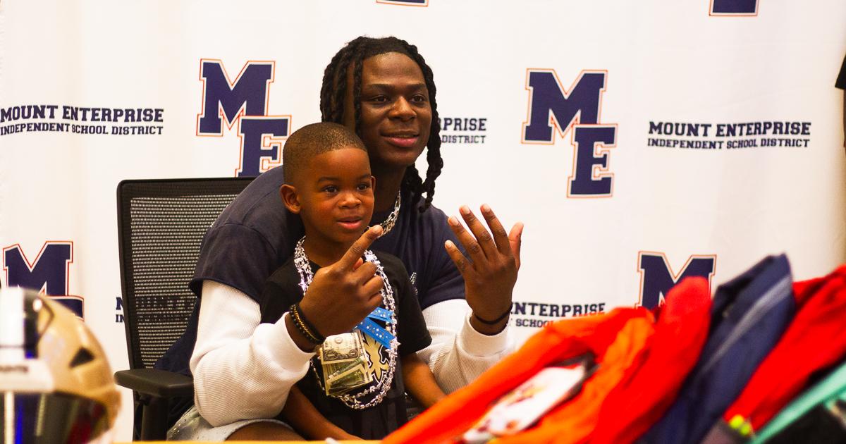 NFL player Kendre Miller hands out school supplies in Mt. Enterprise | ETVarsity