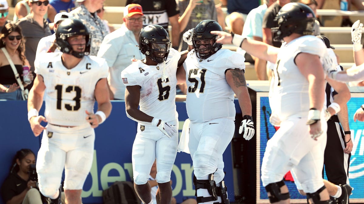Athlon Sports picks Army football for fifth, honors center Brady Small