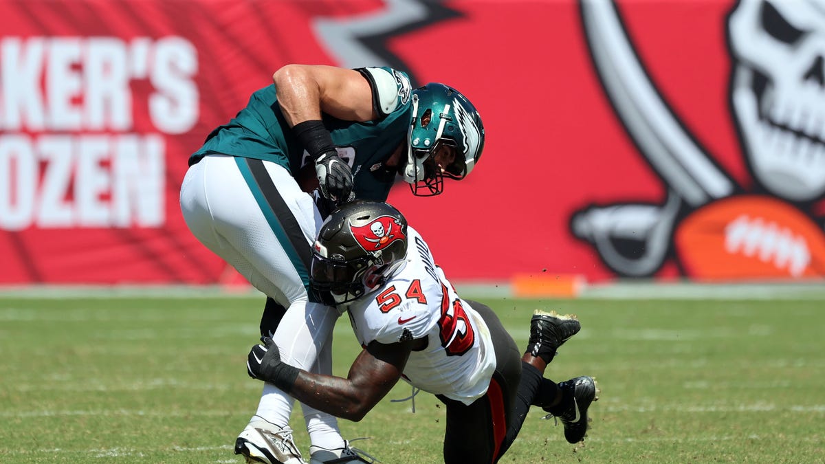 Lavonte David earns odd placement in Top 100 NFL Players of 2025