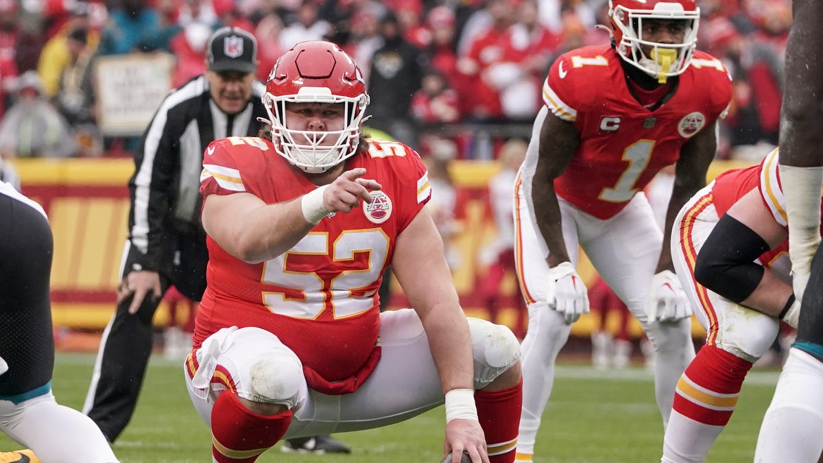 ESPN's NFL poll ranks Chiefs C Creed Humphrey as the top interior OL