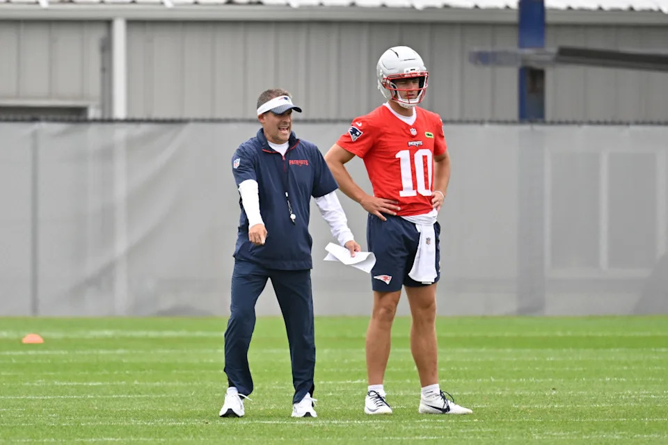 New England Patriots offensive coordinator Josh McDaniels directs a drill for quarterback Drake Maye (10) during minicamp at Gillette Stadium.Eric Canha-Imagn Images