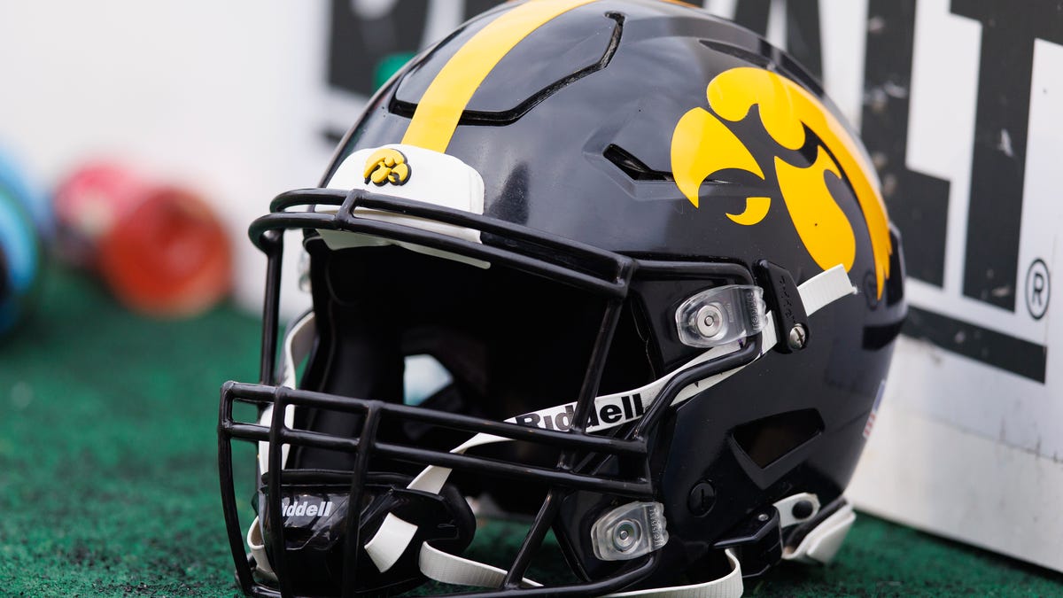 Former Iowa football QB re-enters NCAA transfer portal