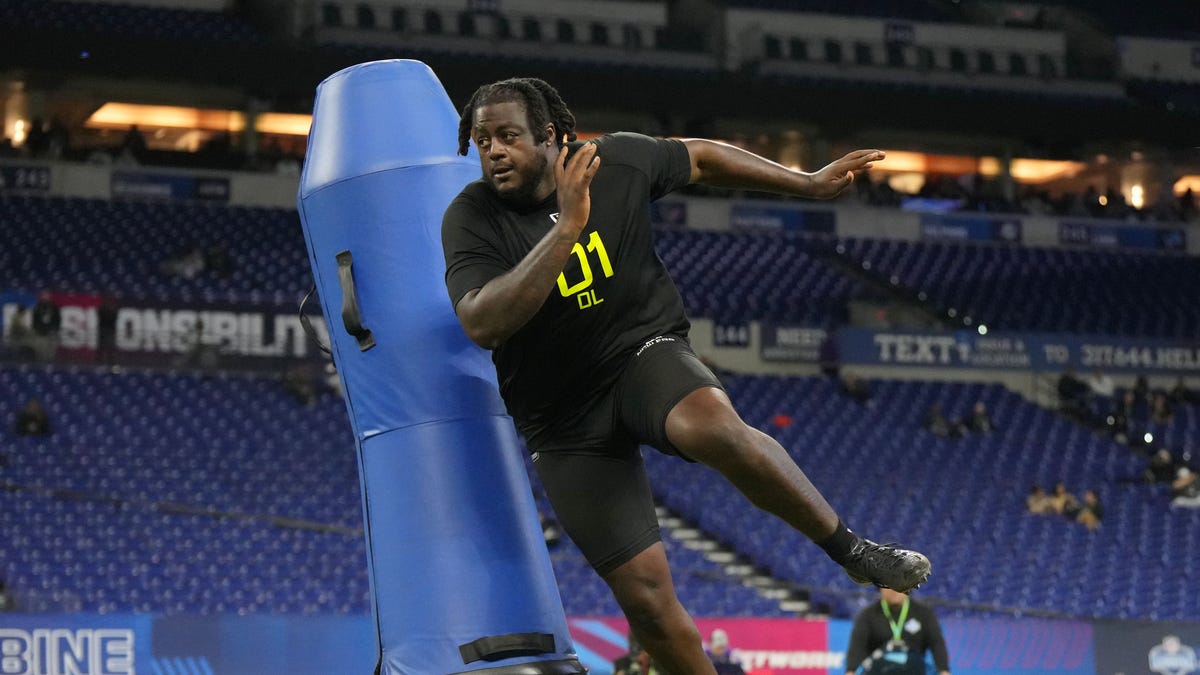 No. 72 DT Tommy Akingbesote