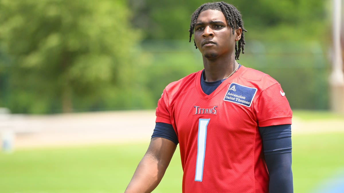 Titans QB Cam Ward learning how spacing is different in the NFL