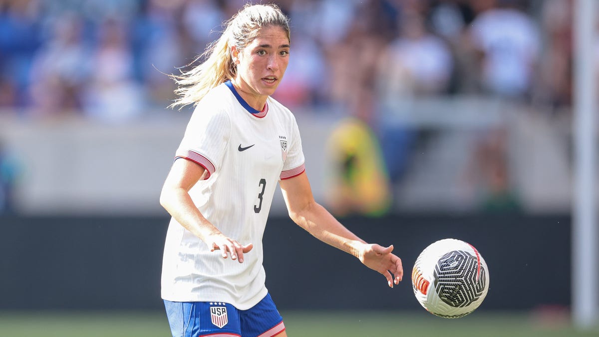 USWNT midfielder Albert and Colts kicker Shrader announce engagement