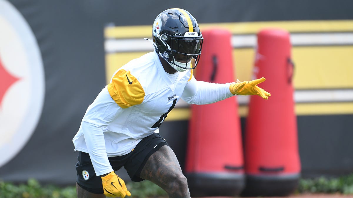 First look at former Seahawks WR DK Metcalf in a Steelers uniform