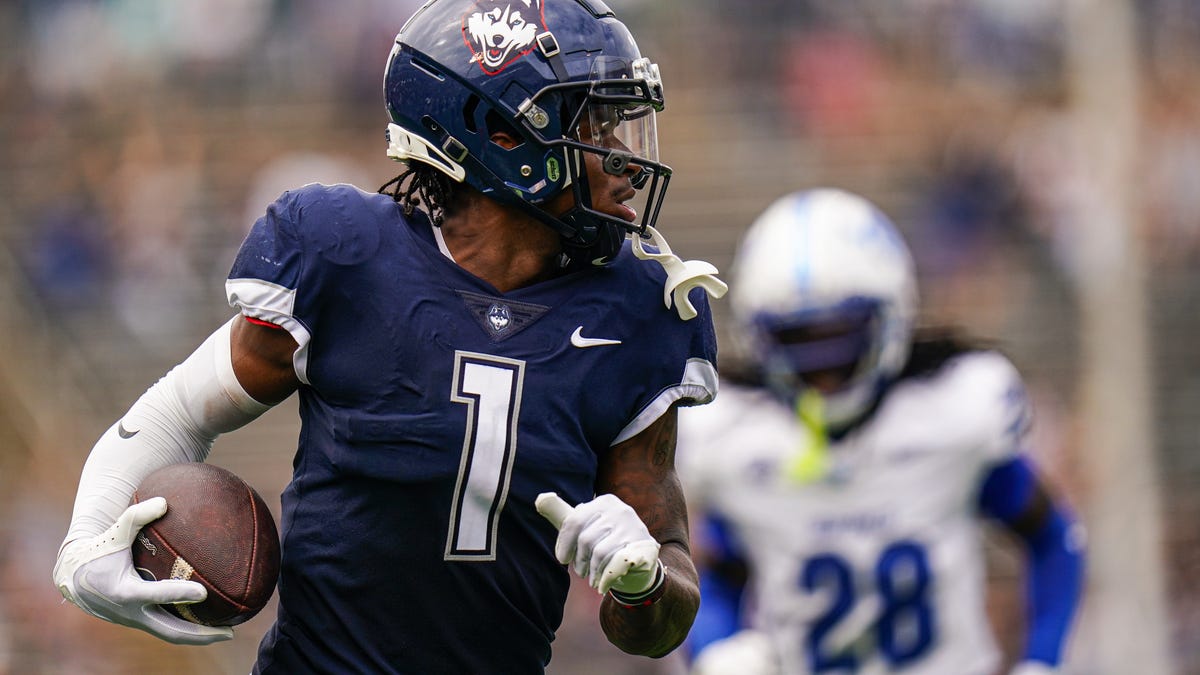 Connecticut Huskies WR Skyler Bell