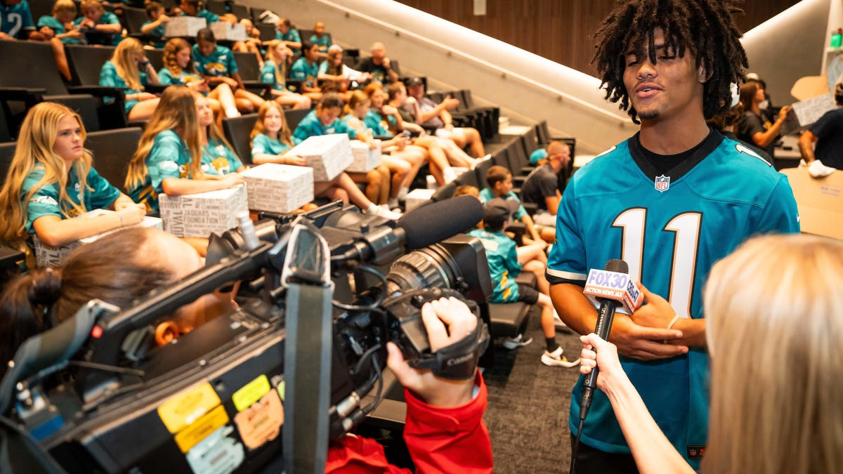 A Jaguars flag football player stunned Patrick Mahomes with all-time catch