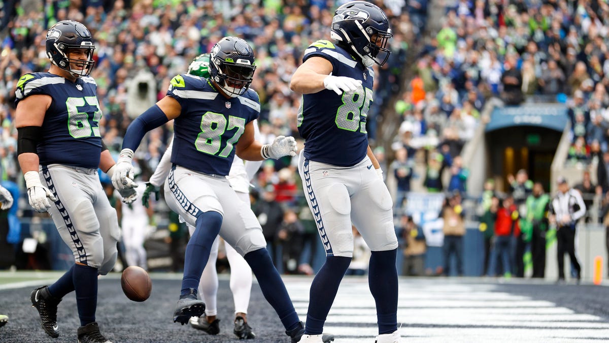 Panthers sign former Seahawks TE Tyler Mabry