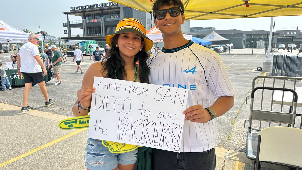 California family reunites at Green Bay Packers shareholders meeting