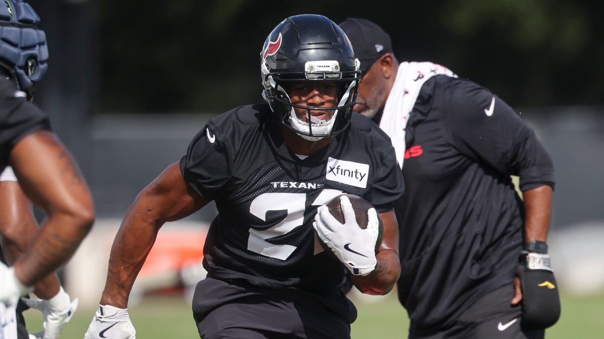 New Texans RB Nick Chubb jukes past defenders for easy TD