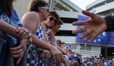 New Panthers LB J.J. Weaver has 6 fingers on his right hand