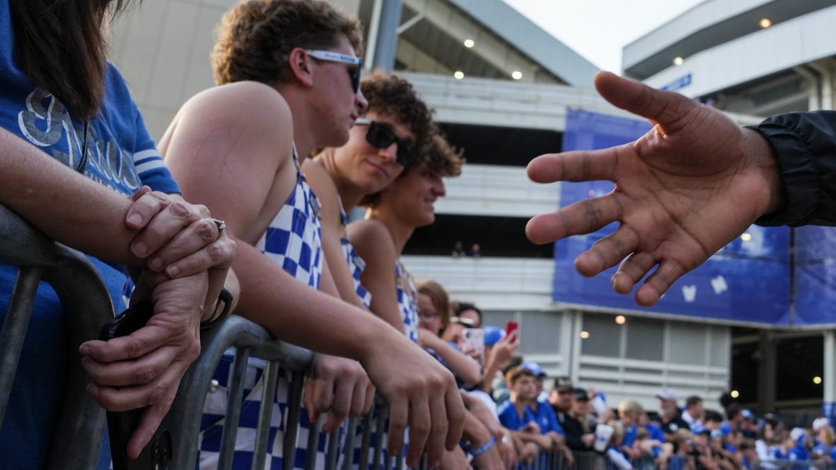 New Panthers LB J.J. Weaver has 6 fingers on his right hand
