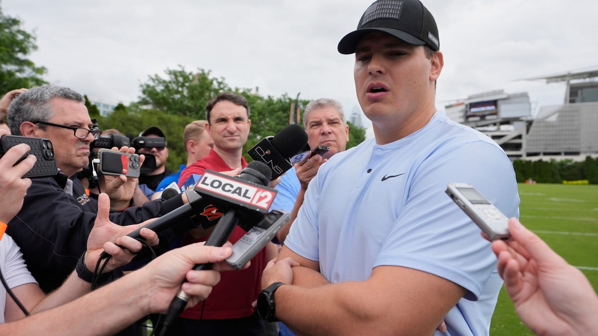 Hendrickson back at Bengals' camp while contract talks continue