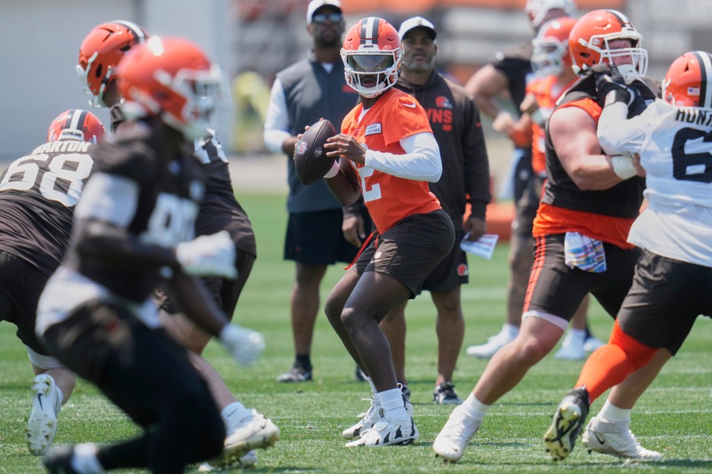 Cleveland Browns quarterback Shedeur Sanders, center, during practice at NFL football minicamp in Berea, Ohio, Wednesday, June 11, 2025.