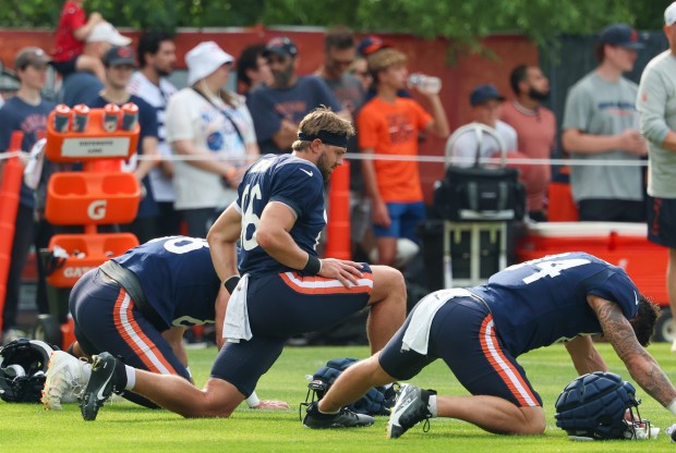 Chicago Bears tight end Joel Wilson (86), center, stretches out during training camp at Halas Hall on July 29, 2025, in Lake Forest.  (Stacey Wescott/Chicago Tribune)