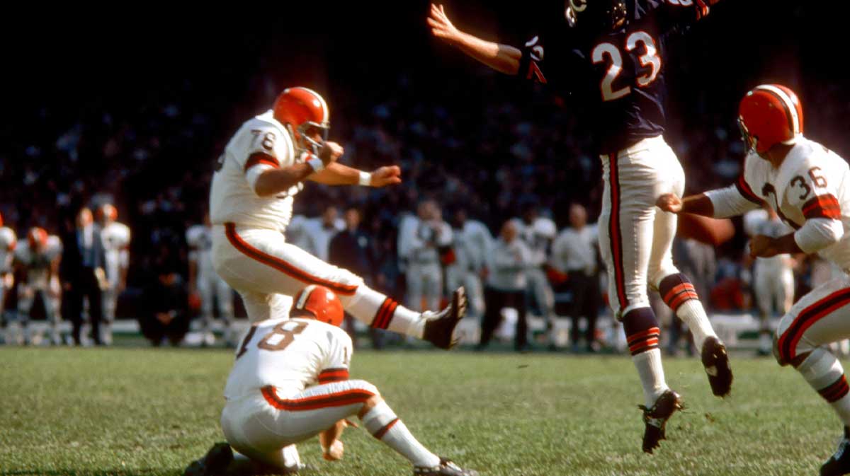 FILE PHOTO; Cleveland Browns kicker (76) Lou Groza in action against the Chicago Bears.