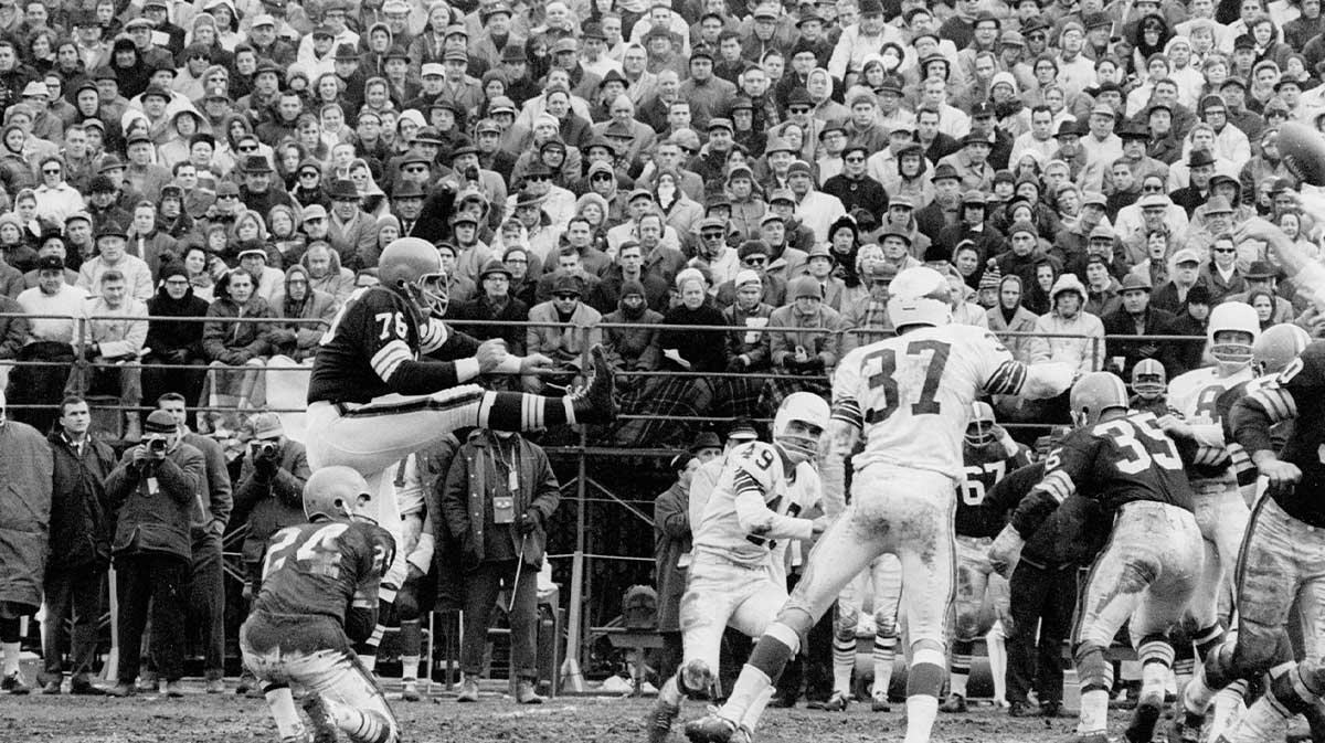 FILE PHOTO; Cleveland Browns kicker Lou Groza (76) attempts a field goal against the St. Louis Cardinals at Busch Stadium. The Cardinals defeated the Browns 28-19.