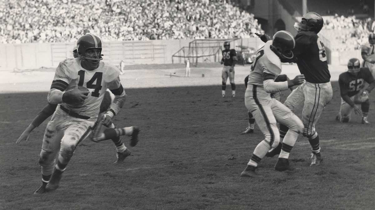 FILE PHOTO: Cleveland Browns quarterback (14) OTTO GRAHAM runs for yardage against the Philadelphia Eagles at Cleveland Stadium.