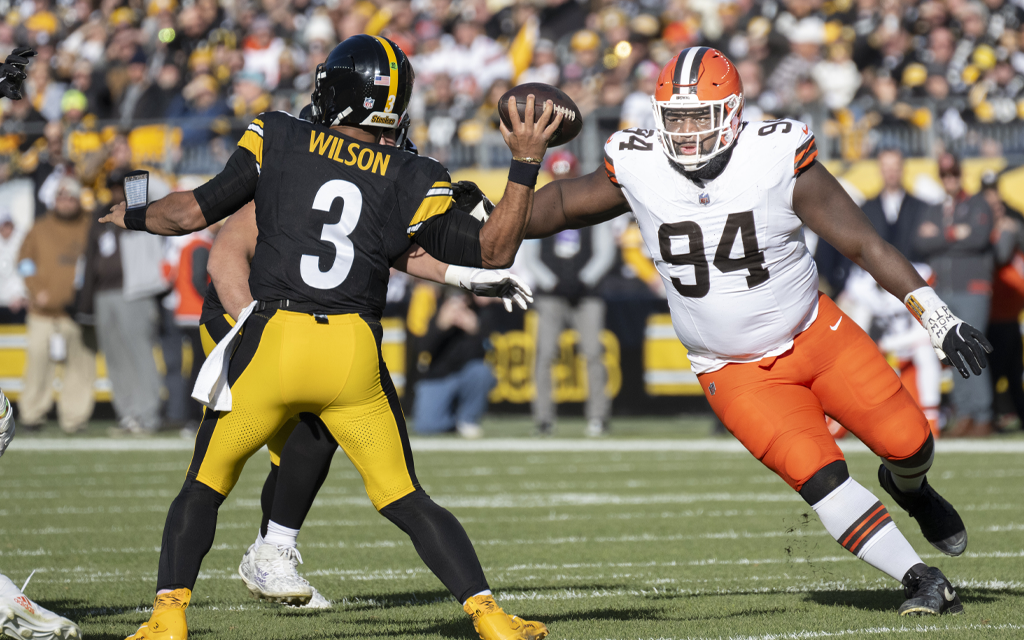 Cleveland Browns defensive lineman Dalvin Tomlinson rushes Pittsburgh Steelers quarterback Russell Wilson