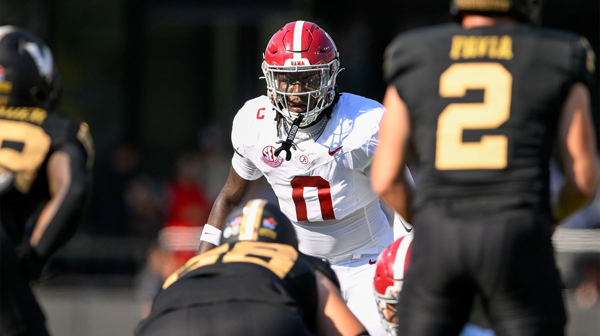 Alabama Crimson Tide linebacker Deontae Lawson (0) sneaks a peek into the backfield against the Vanderbilt Commodores during the first half at FirstBank Stadium.