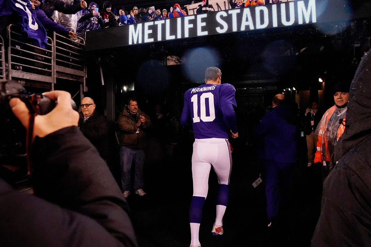 Eli Manning running into the tunnel after Giants-Eagles game on December 29, 2019.