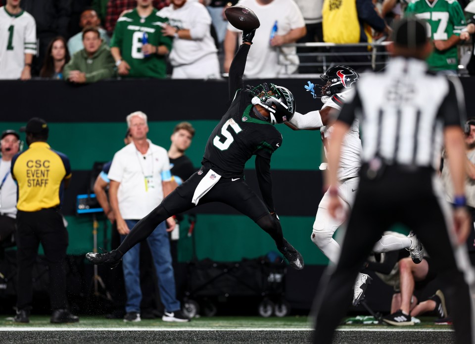 EAST RUTHERFORD, NEW JERSEY - OCTOBER 31: Garrett Wilson #5 of the New York Jets catches a pass to score a touchdown during the second half of an NFL football game against the Houston Texans, at MetLife Stadium on October 31, 2024 in East Rutherford, New Jersey. (Photo by Kevin Sabitus/Getty Images)