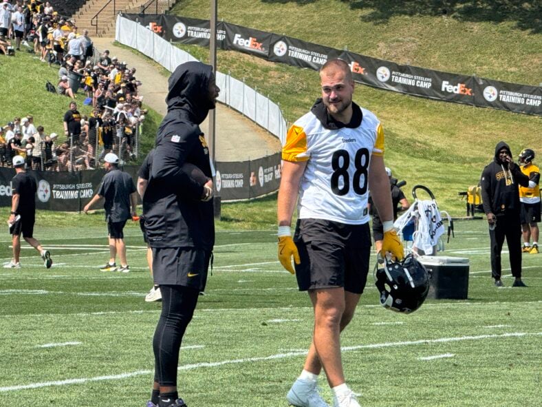 Pittsburgh Steelers TE Pat Freiermuth Jonnu Smith