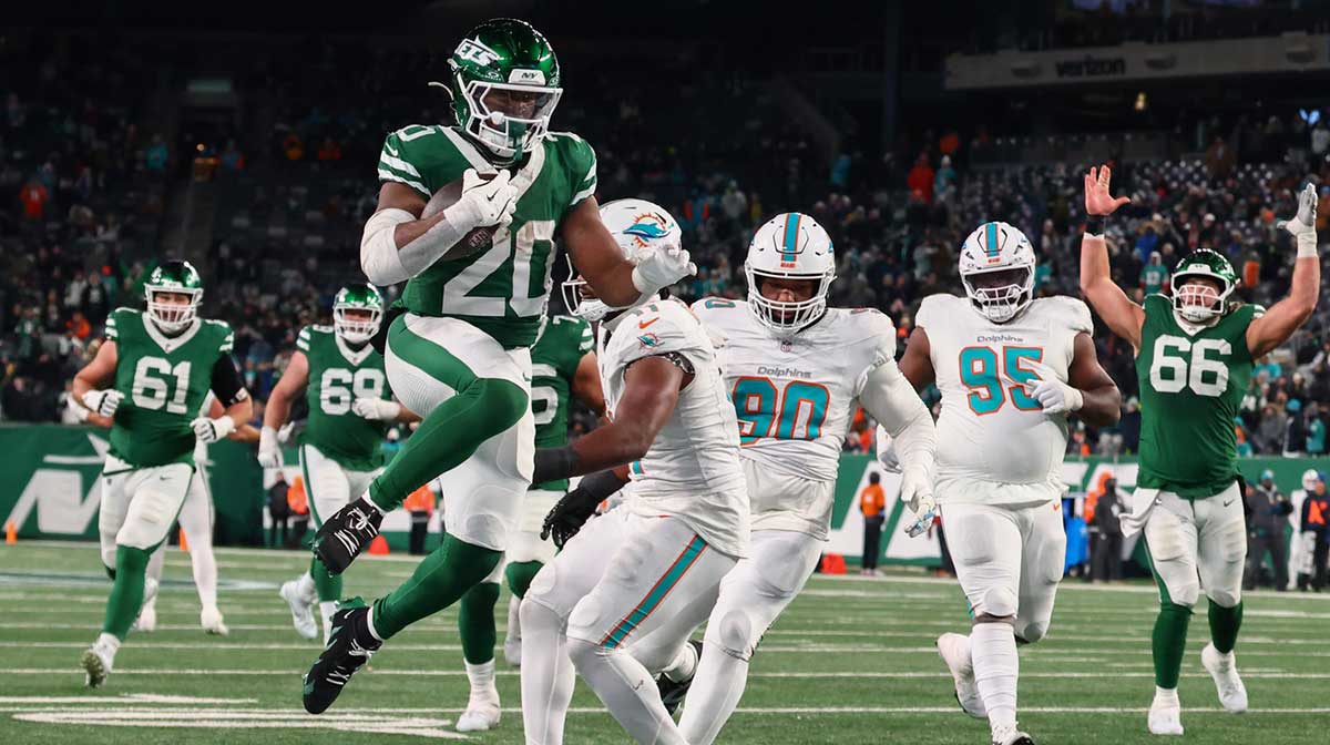 New York Jets running back Breece Hall (20) scores a touchdown during the fourth quarter of their game against the Miami Dolphins at MetLife Stadium. 