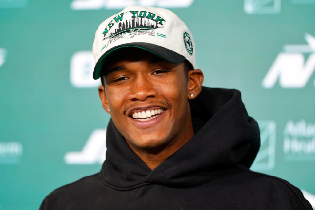 Jets' Garrett Wilson agrees to lucrative extension, source says