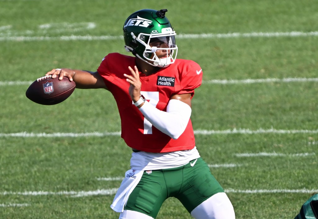 Justin Fields throws a pass during the Jets' training camp practice on July 29, 2025.