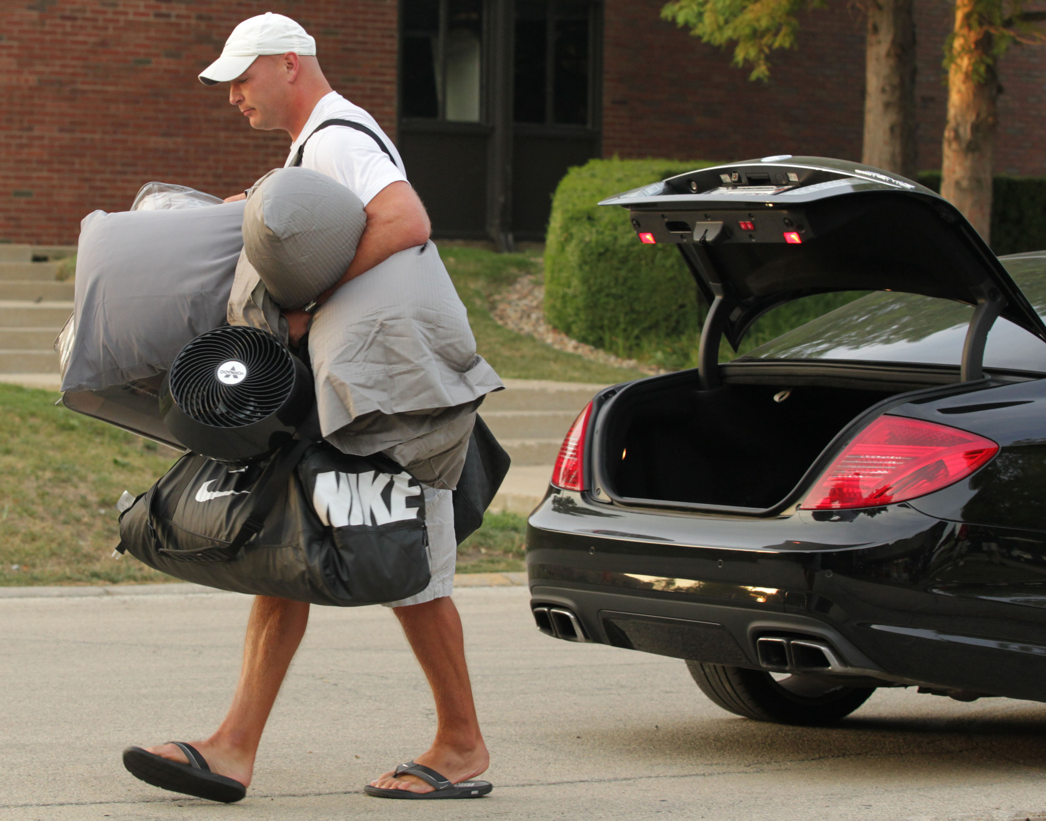 Brian Urlacher has his belongings and heads to the dorm after arriving in 2012.