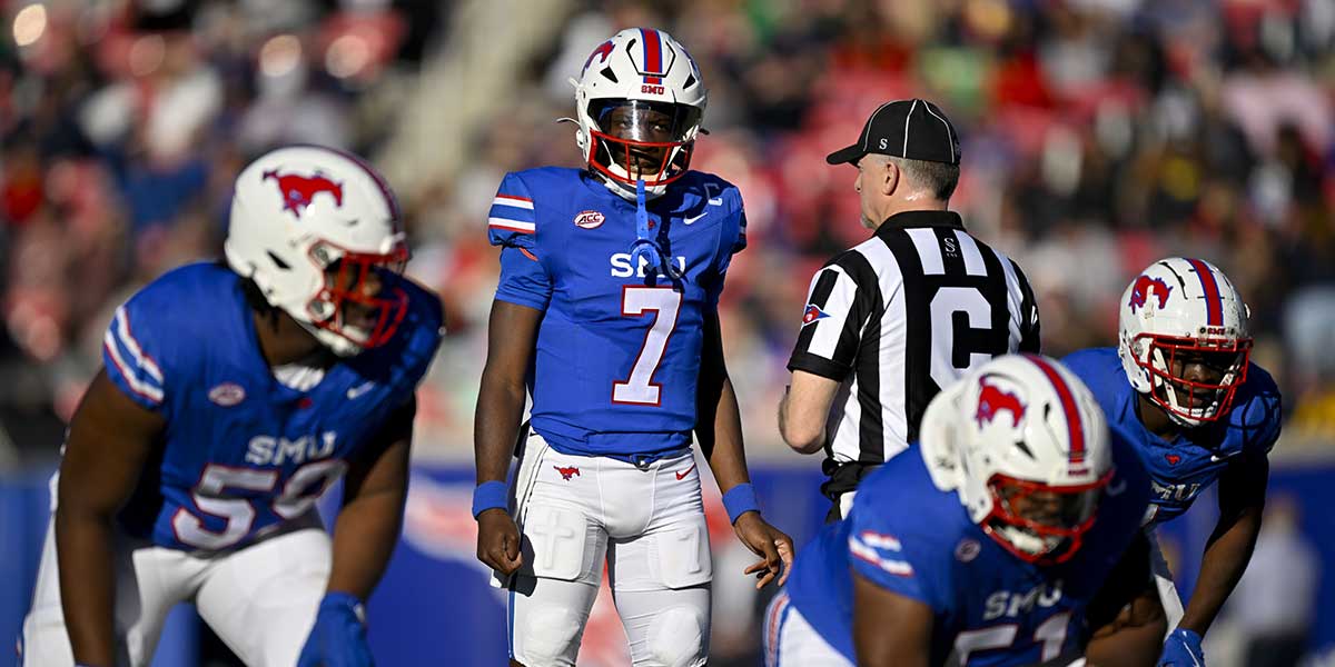 Southern Methodist Mustangs quarterback Kevin Jennings (7) in action during the game between the SMU Mustangs and the California Golden Bears at Gerald J. Ford Stadium.