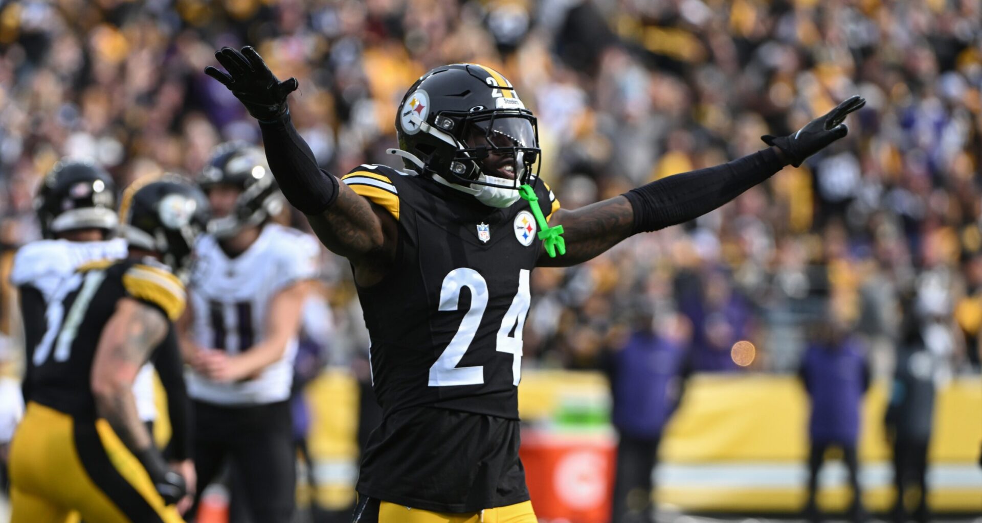 Steelers Cornerback Pays Emotional Tribute to Father After Hall of Honor Moment