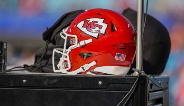 NFL world reacts after Chiefs receiver goes down with injury