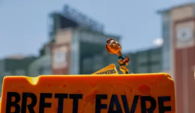 Brett Favre cherished in Wisconsin while Aaron Rodgers closes in on major Packers record