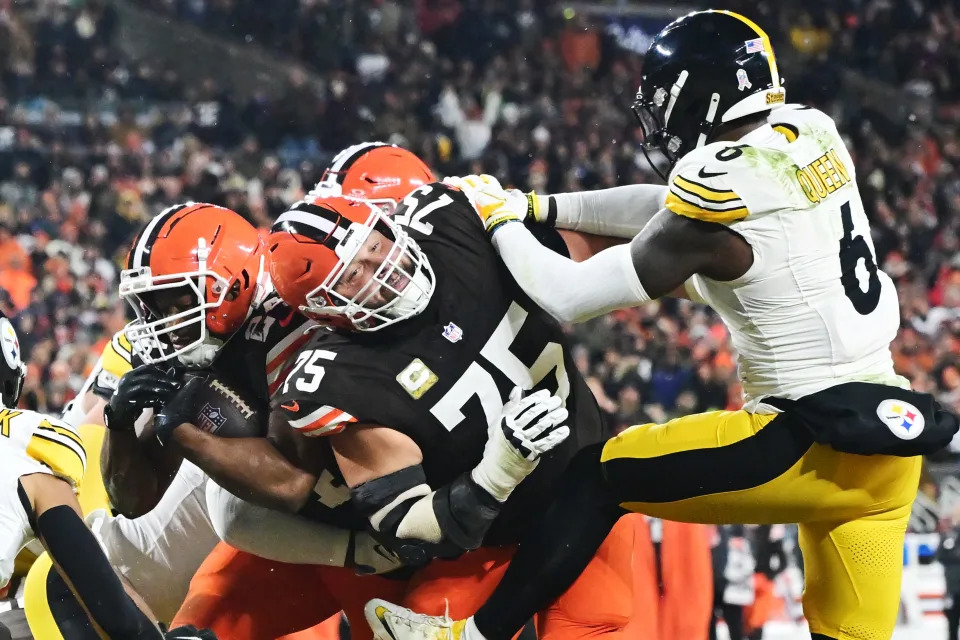 Cleveland Browns running back Nick Chubb (24) scores a touchdown as guard Joel Bitonio (75) blocks Pittsburgh Steelers linebacker Patrick Queen (6) on Nov. 21, 2024, in Cleveland.