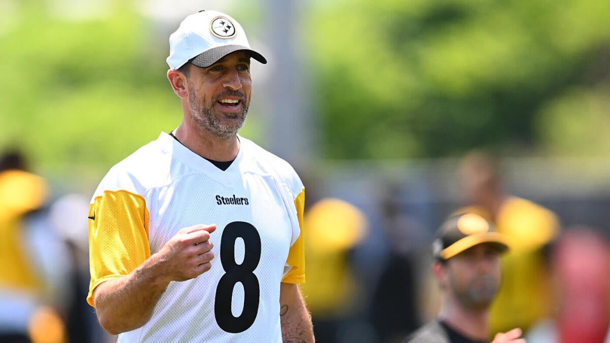 Aaron Rodgers fires back at Terry Bradshaw over Steelers legend's criticism, says he 'doesn't know me'