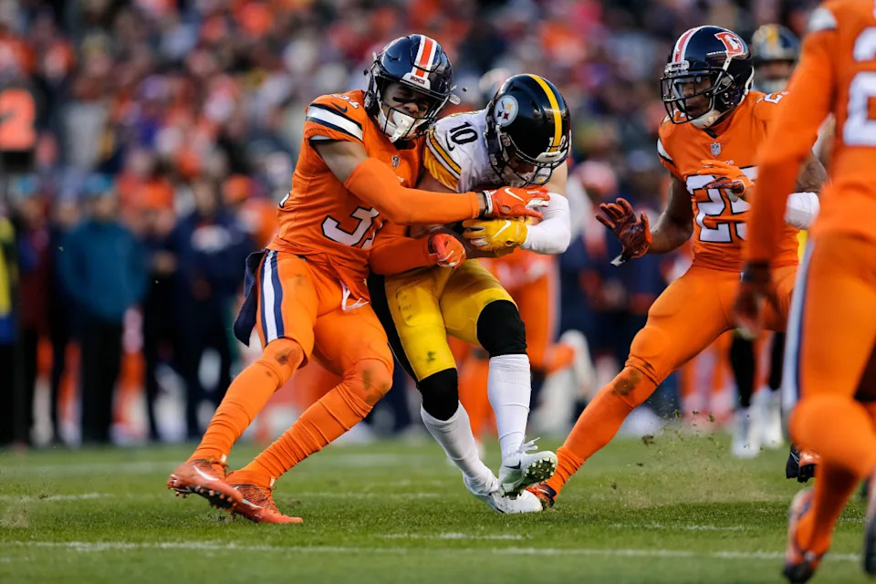 Denver Broncos free safety Justin Simmons (31) tackles Pittsburgh Steelers wide receiver Ryan Switzer (10) on a reception in the second quarter at Broncos Stadium at Mile High.Isaiah J&period; Downing-Imagn Images