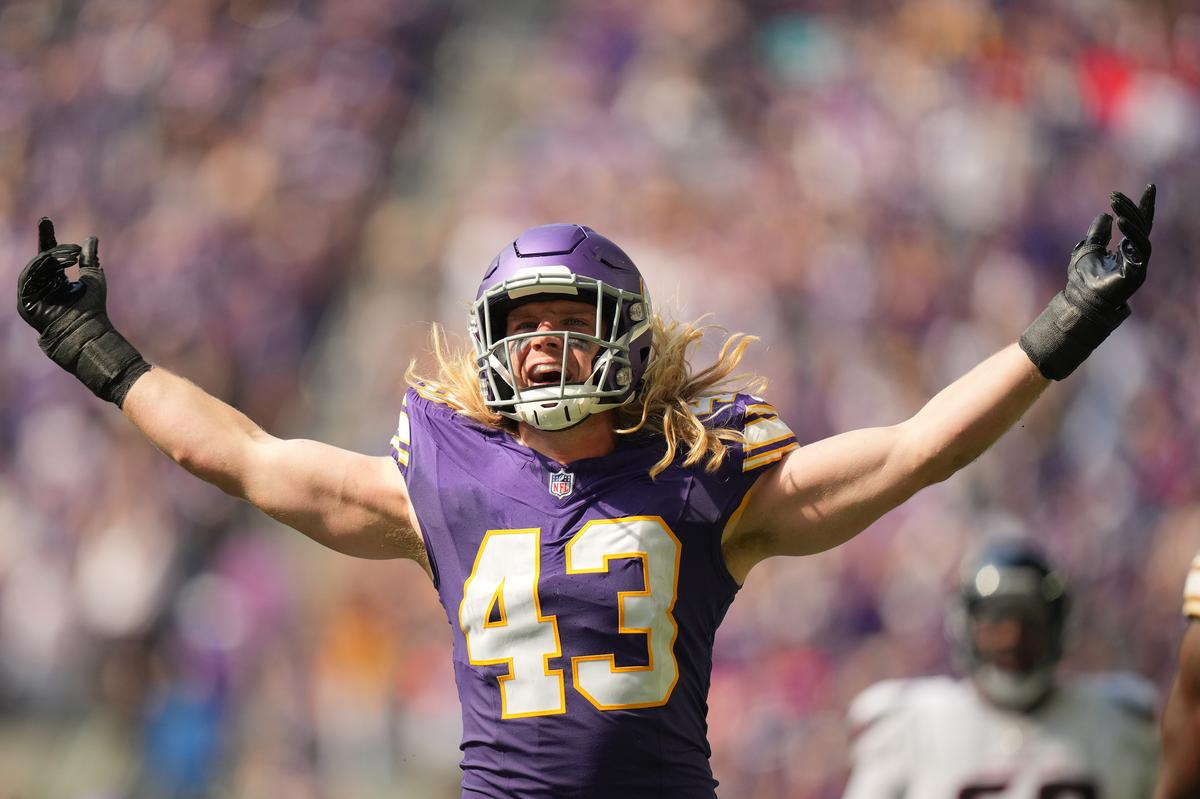 Iowa Native, USD Alum Van Ginkel Named to NFL Top 100