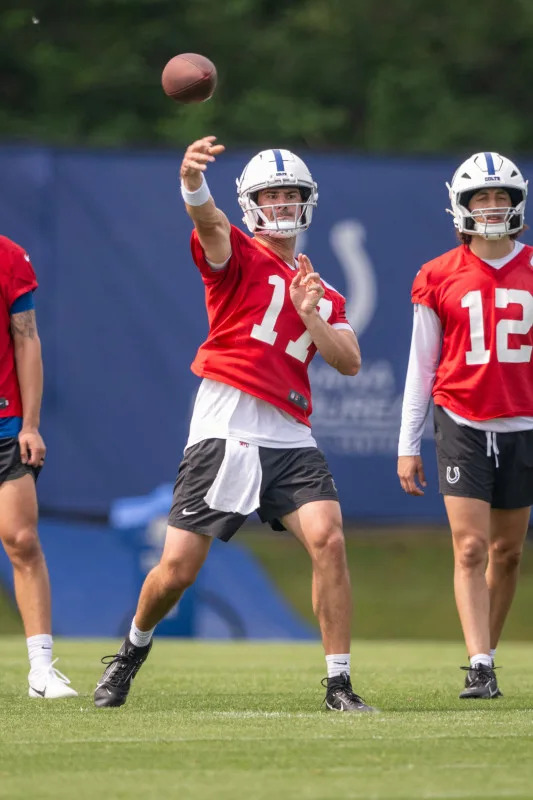 Indianapolis Colts quarterback Daniel Jones (17) throws a pass during training camp at the Farm Bureau Football complex.© Marc Lebryk-Imagn Images