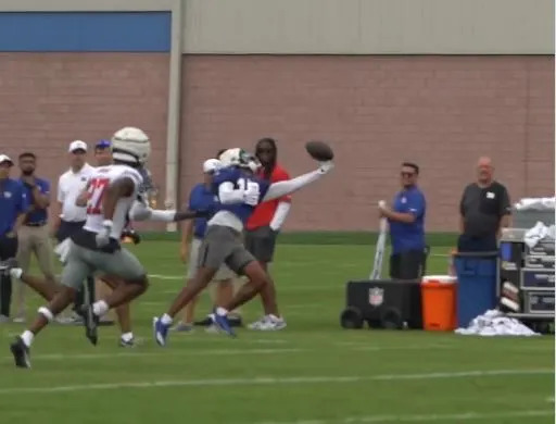 Darius Slayton makes a one-handed catch at Giants camp on Saturday. @Giants/X