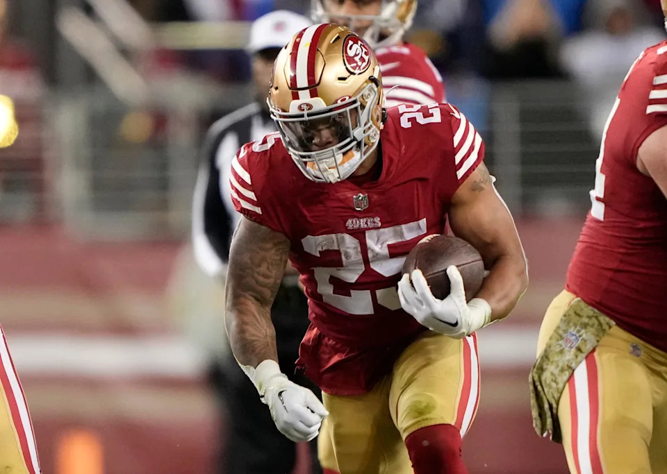 SANTA CLARA, CALIFORNIA - NOVEMBER 13: Elijah Mitchell #25 of the San Francisco 49ers rushes during the fourth quarter against the Los Angeles Chargers at Levi's Stadium on November 13, 2022 in Santa Clara, California. (Photo by Thearon W. Henderson/Getty Images)