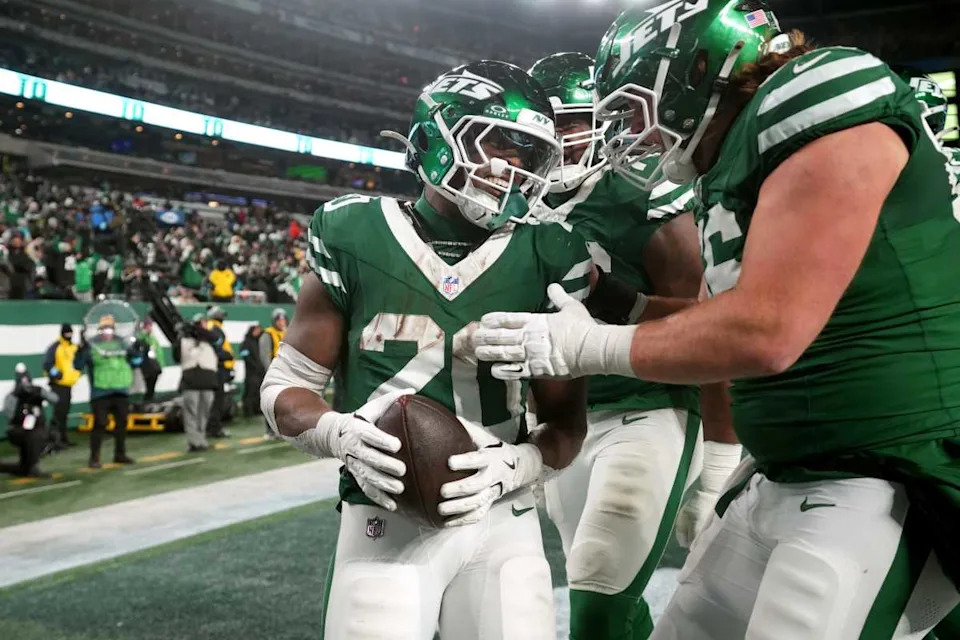 New York Jets running back Breece Hall (20) celebrates with his teammates after scoring a touchdown.Kevin R. Wexler-NorthJersey.com / USA TODAY NETWORK via Imagn Images