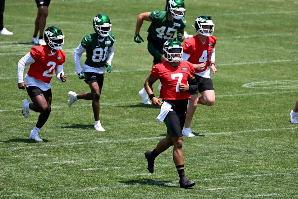 ets quarterbacks Justin Fields (7), Tyrod Taylor (2) and Brady Cook (4) run at minicamp in Florham Park, NJ. Bill Kostroun/New York Post